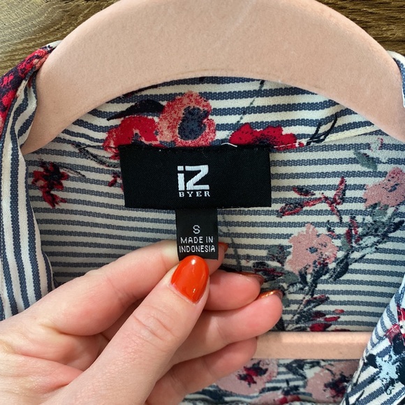 Floral Button-Up Blouse - Small - Picture 5 of 7